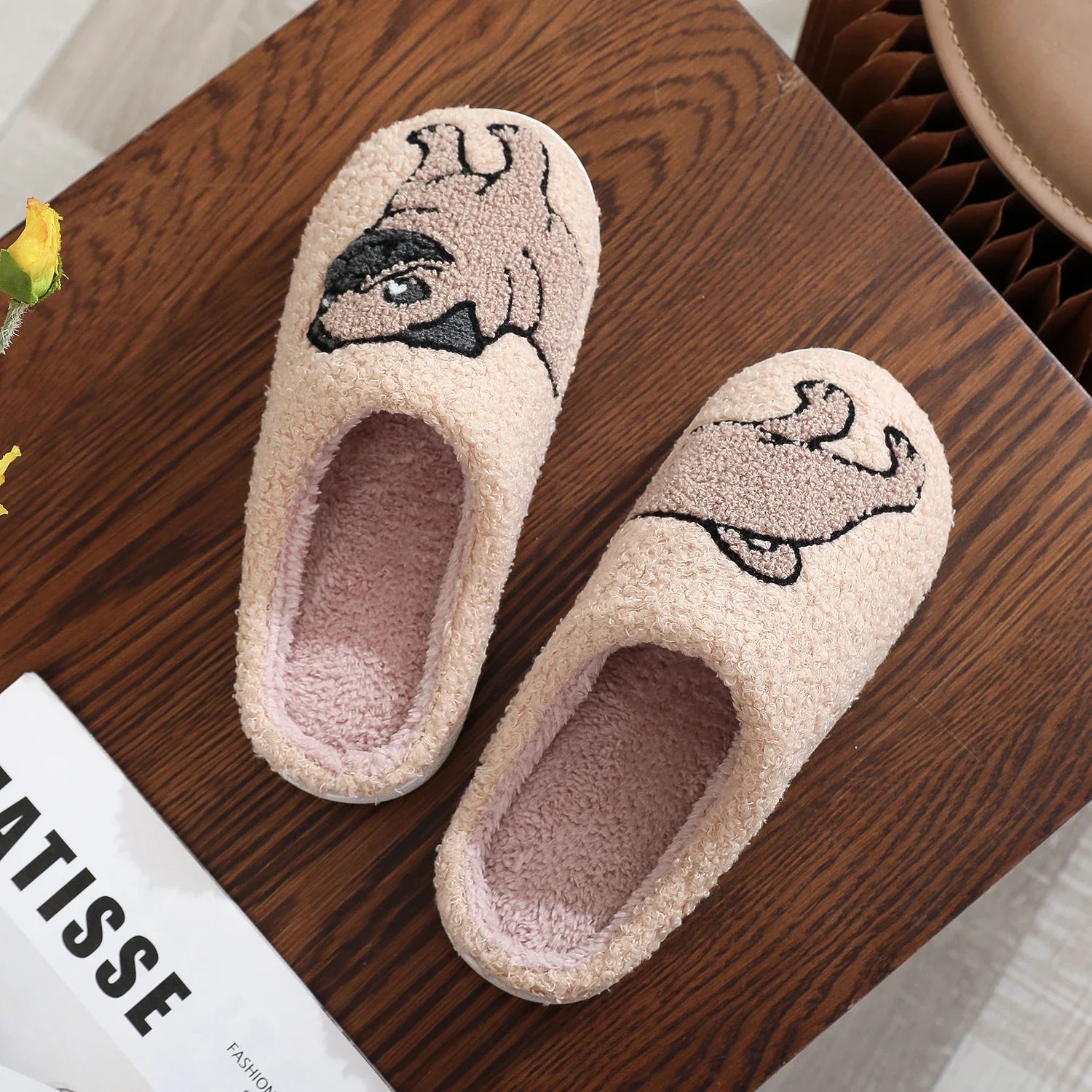 Pantufa pug dog