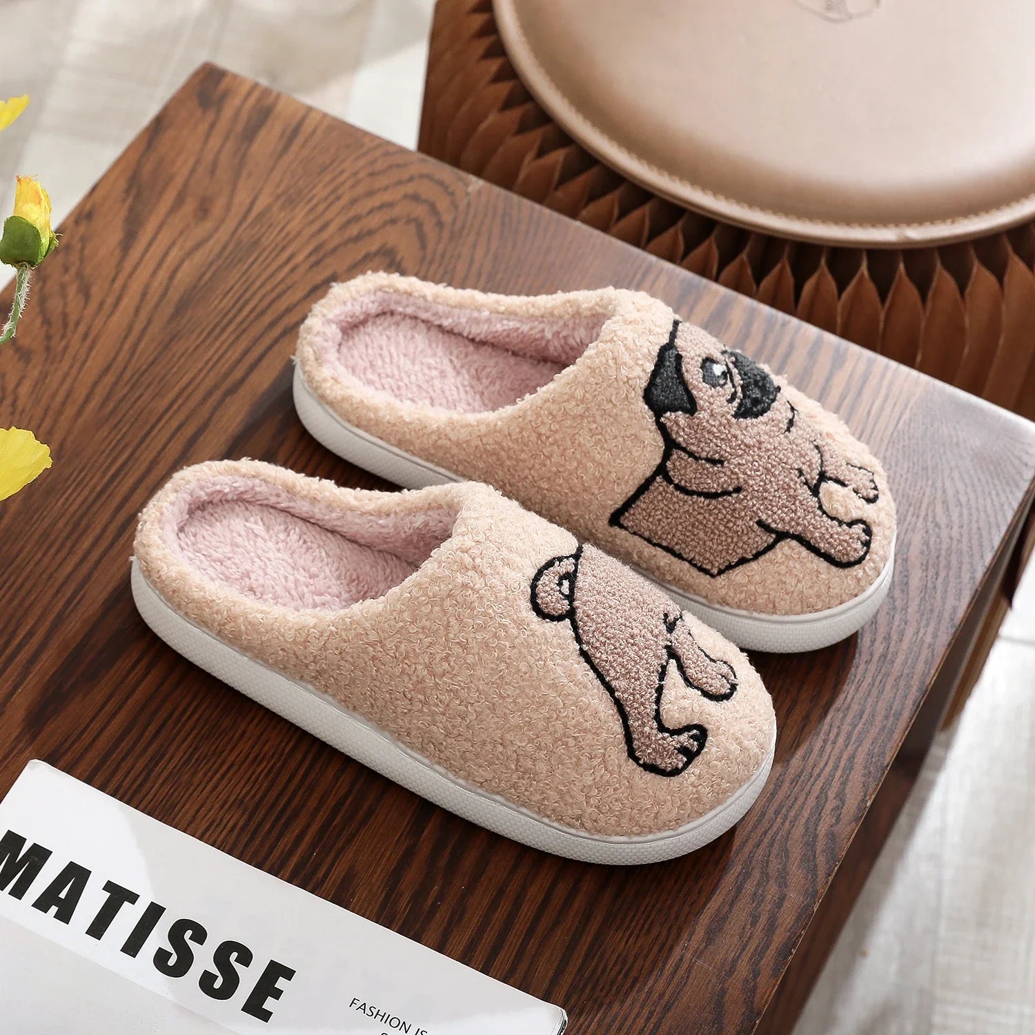 Pantufa pug dog