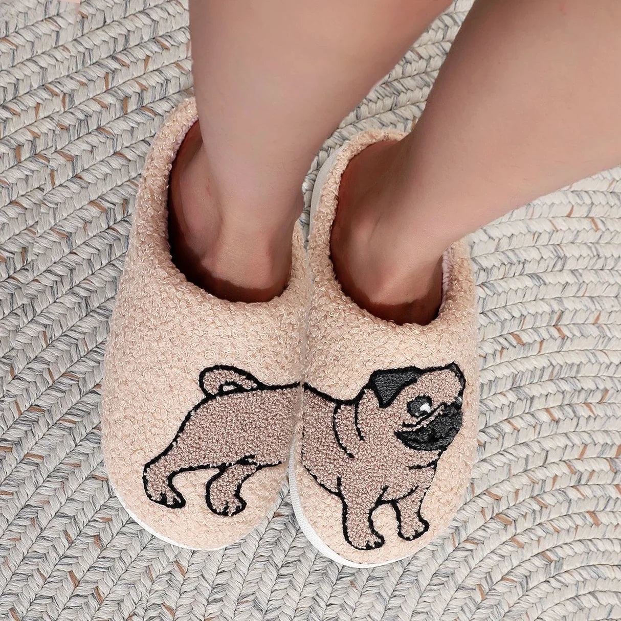 Pantufa pug dog
